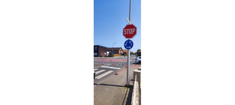 Foto vom Kreisverkehr Vereinsstraße/Alter Postweg mit Blick auf das Stoppschild und die Haltelinie Foto vom Kreisverkehr Vereinsstraße/Alter Postweg mit Blick auf das Stoppschild und die Haltelinie