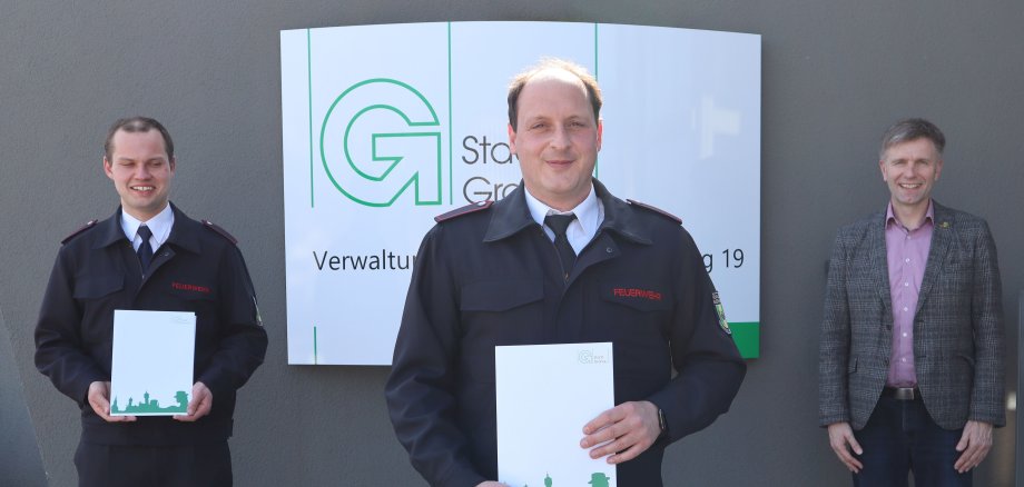 Feuerwehrleute mit Bürgermeister