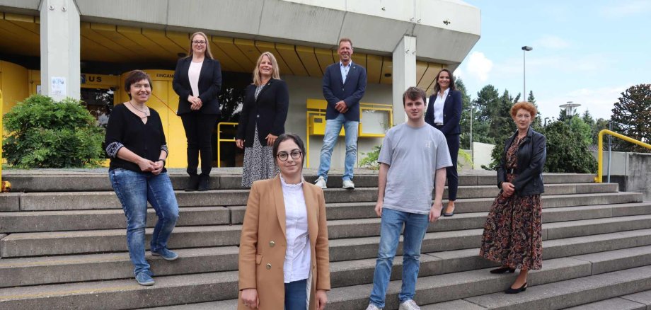 Ausbildungsstart bei der Stadt Gronau: (v.l.): Martina Teuber (Schwerbehindertenvertretung), Natalia Ron (Personalrat), Erste Beigeordnete Sandra Cichon, Mariam Mansur (Auszubildende Verwaltungsfachanstellte), Detlev Hollenborg (Fachdienstleiter Personal und Organisation), Fynn Hoffschlag (Auszubildender Verwaltungsfachangestellter), Stephanie Klimke (Sachgebietsleitung Personal), Edith Brefeld (Gleichstellungsbeauftragte).