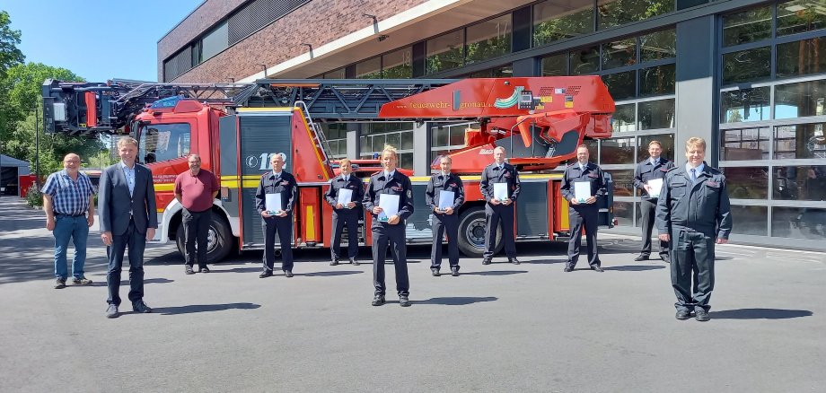 Personen vor dem Gebäude der Feuer- und Rettungswache