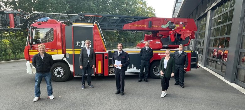 Von links: Sebastian Vogel (Feuerwehr Gronau), Bürgermeister Rainer Doetkotte, Florian Hunke (Feuerwehr Gronau), Ralf Queisler (Feuerwehr Gronau), Ina Köllen (Stadt Gronau), Marco van Schelve (Leiter der Feuer- und Rettungswache Gronau).