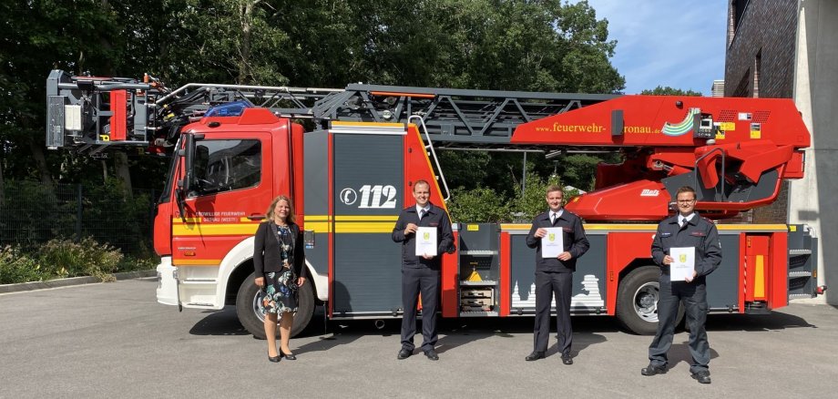 Erste Beigeordnete Sandra Cichon überreichte die Beförderungsurkunden an Bastian Heim, Lukas Jager und Gunnar Wieking (v.l.).