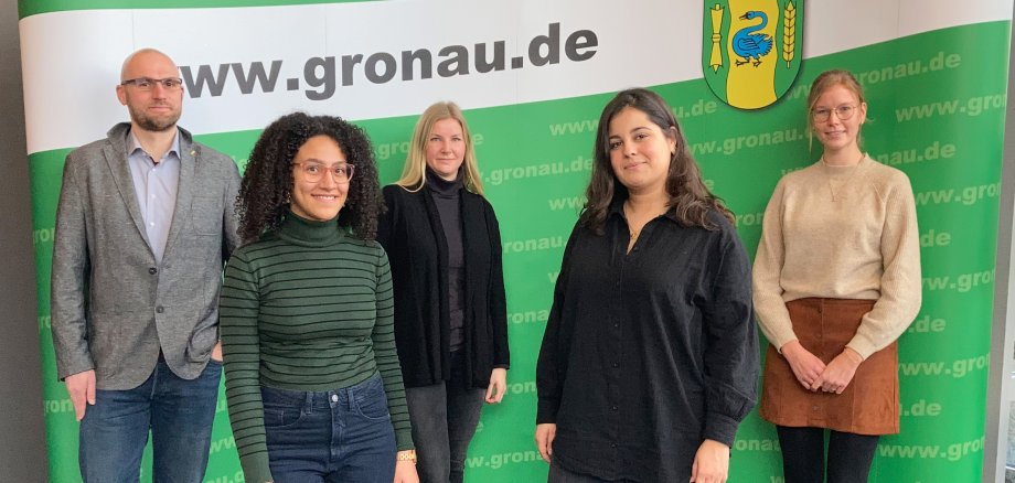 Von Links: Patrick Distelkamp, Fachdienstleitung Soziales, die Integrationslotsinnen: Salma Nethe, Irina Schweitzer und Shqipe Mulaj sowie Kerstin Frieler, Sachgebietsleitung Soziales.