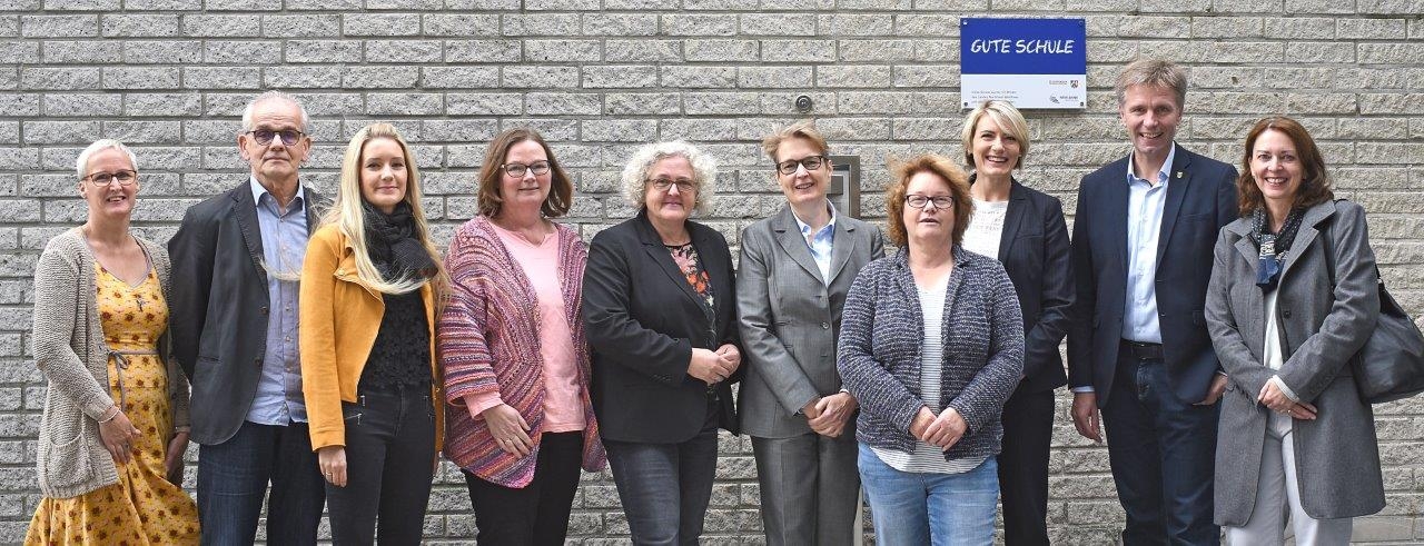 zu sehen sind Vertreter der Gesamtschule, NRW Bank und Stadt Gronau