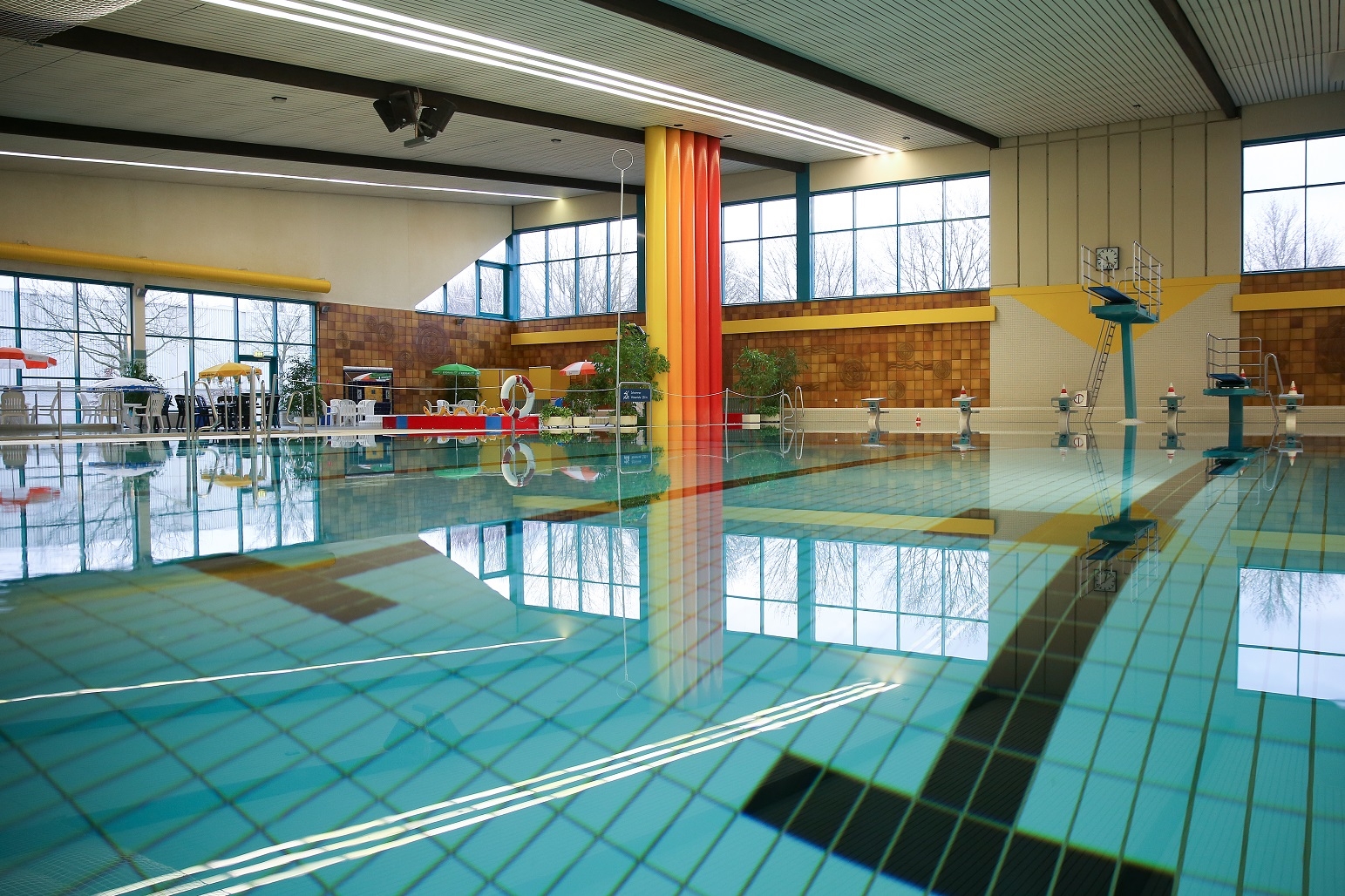 Hier sehen Sie das Hallenbad von innen.