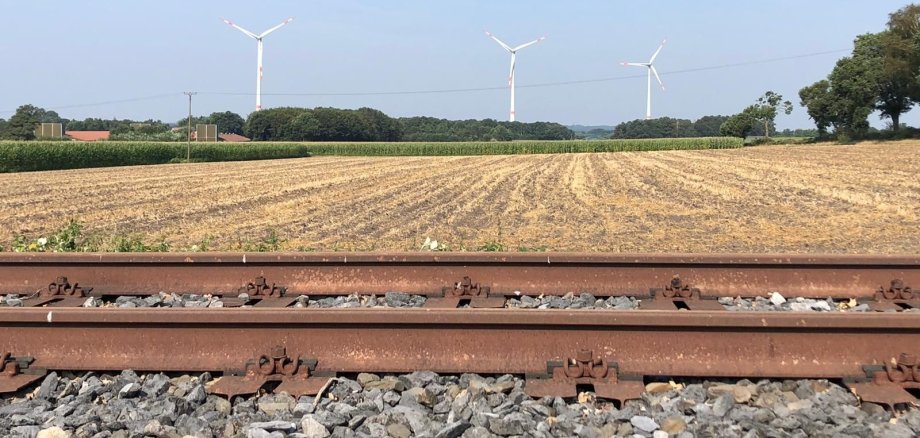 Bahnlinie mit Landschaft