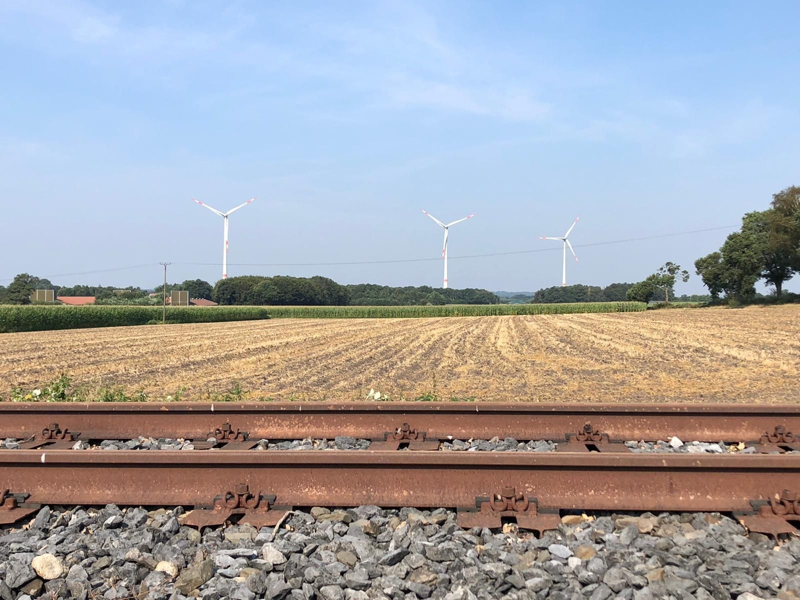 Bahnlinie mit Landschaft