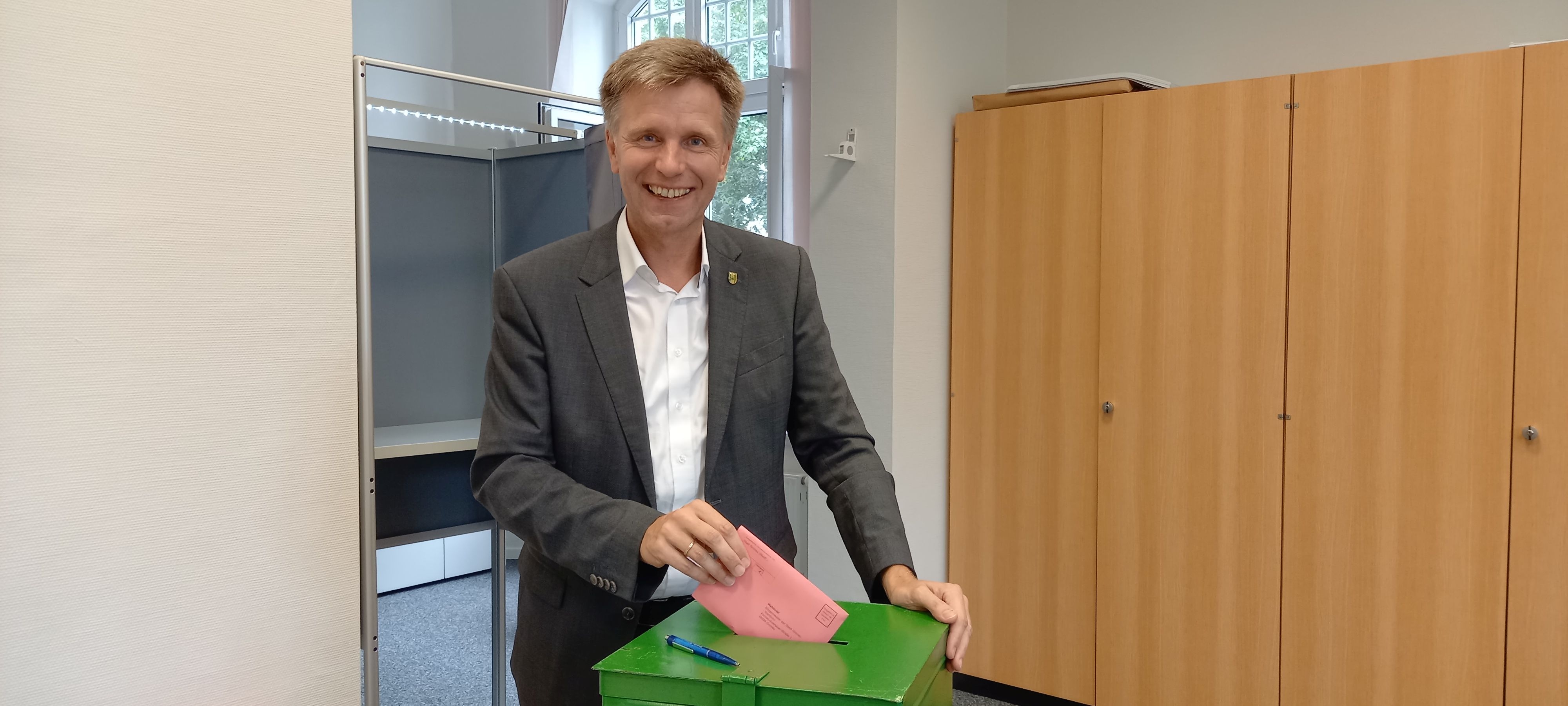 Bürgermeister Doetkotte bei der Briefwahl