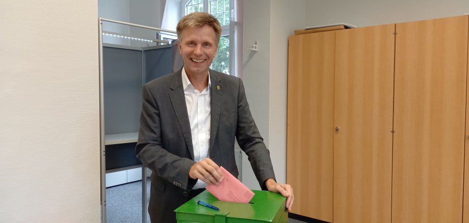 Bürgermeister Doetkotte bei der Briefwahl