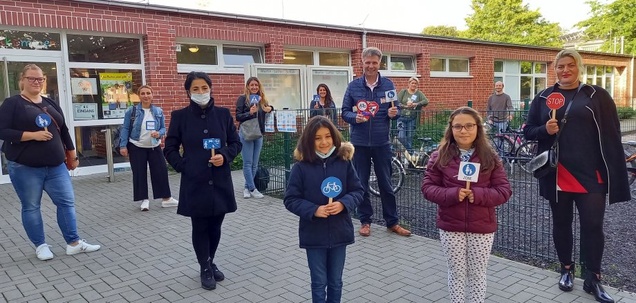 Gruppe vor der Martin-Luther-Schule