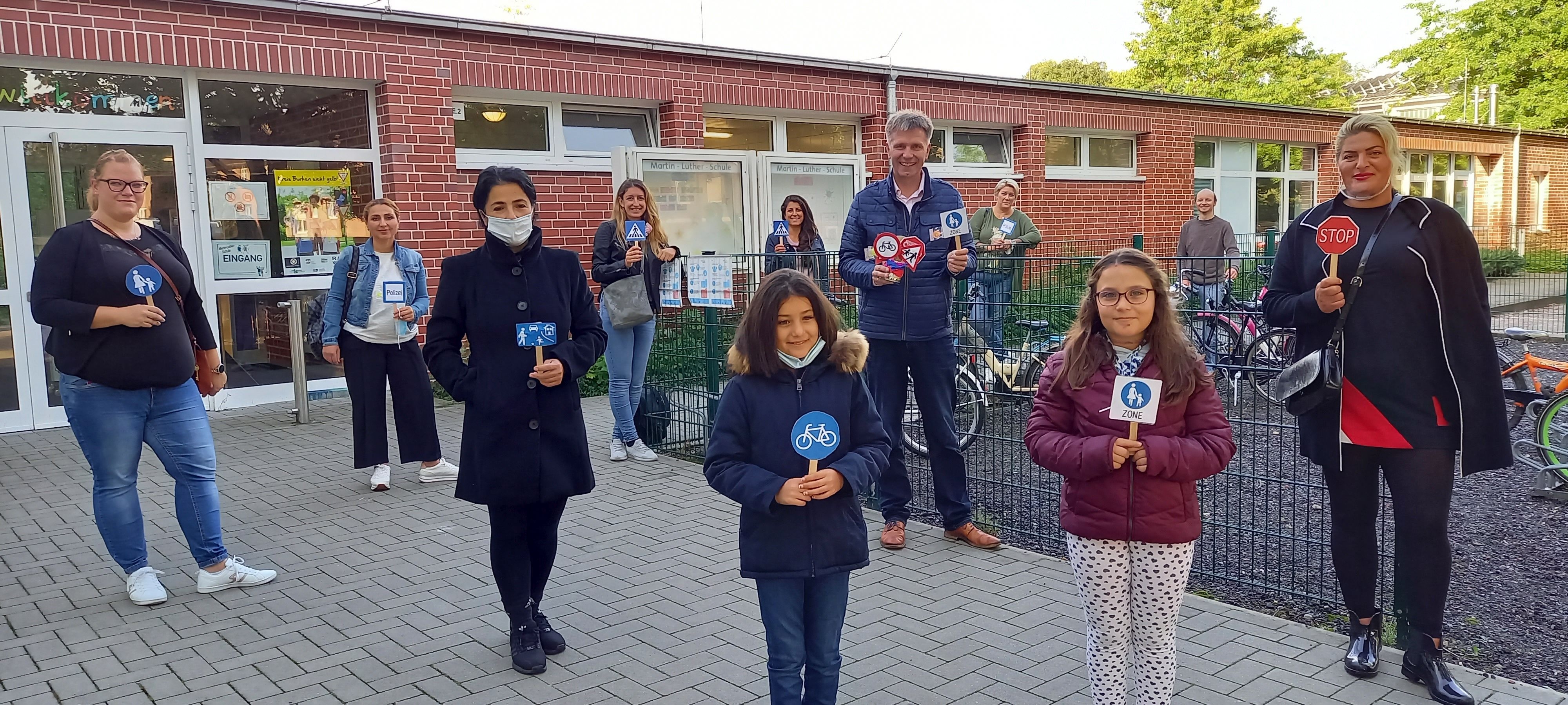 Gruppe vor der Martin-Luther-Schule