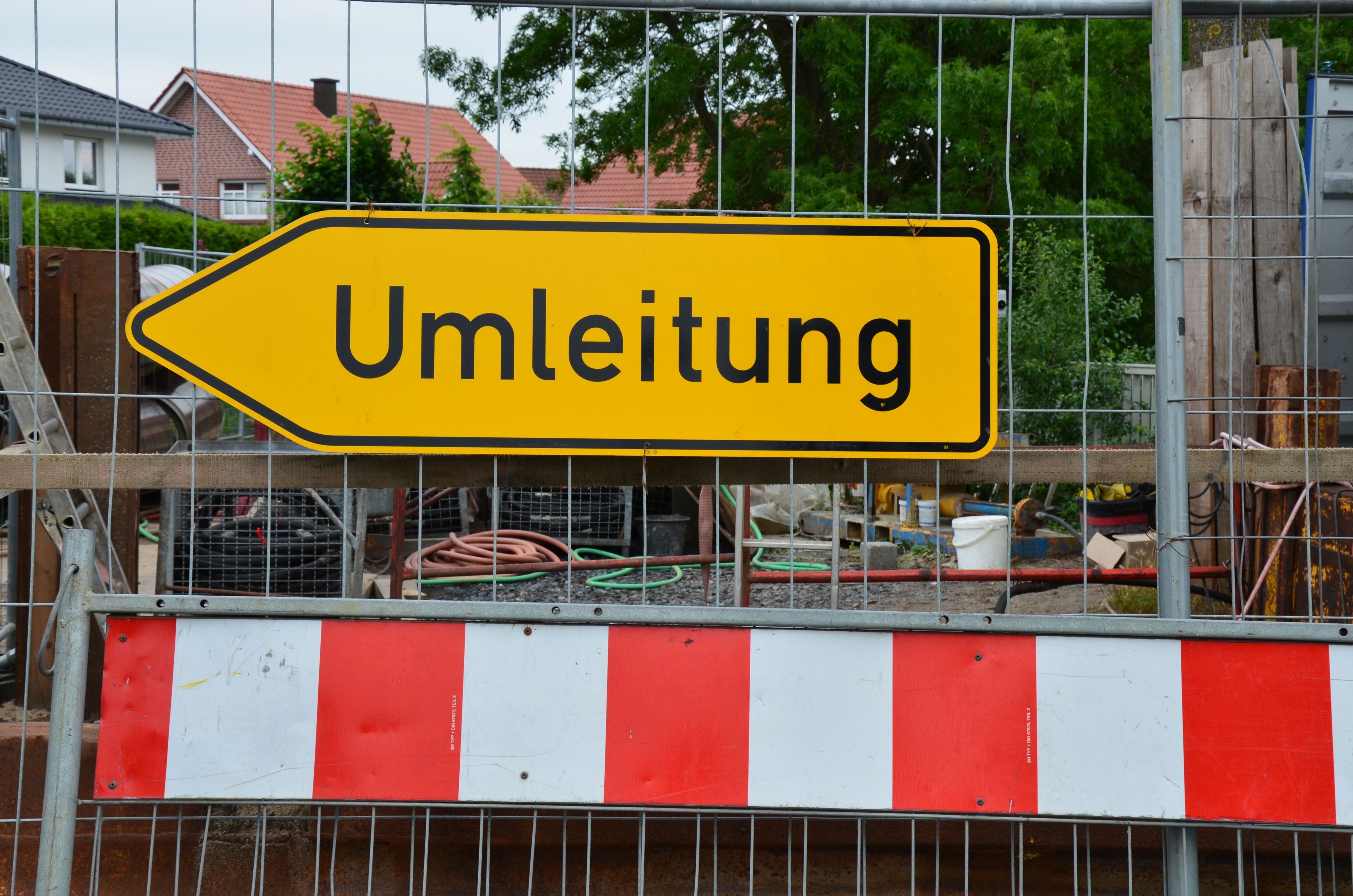 Baustellenbarke mit Umleitungshinweis