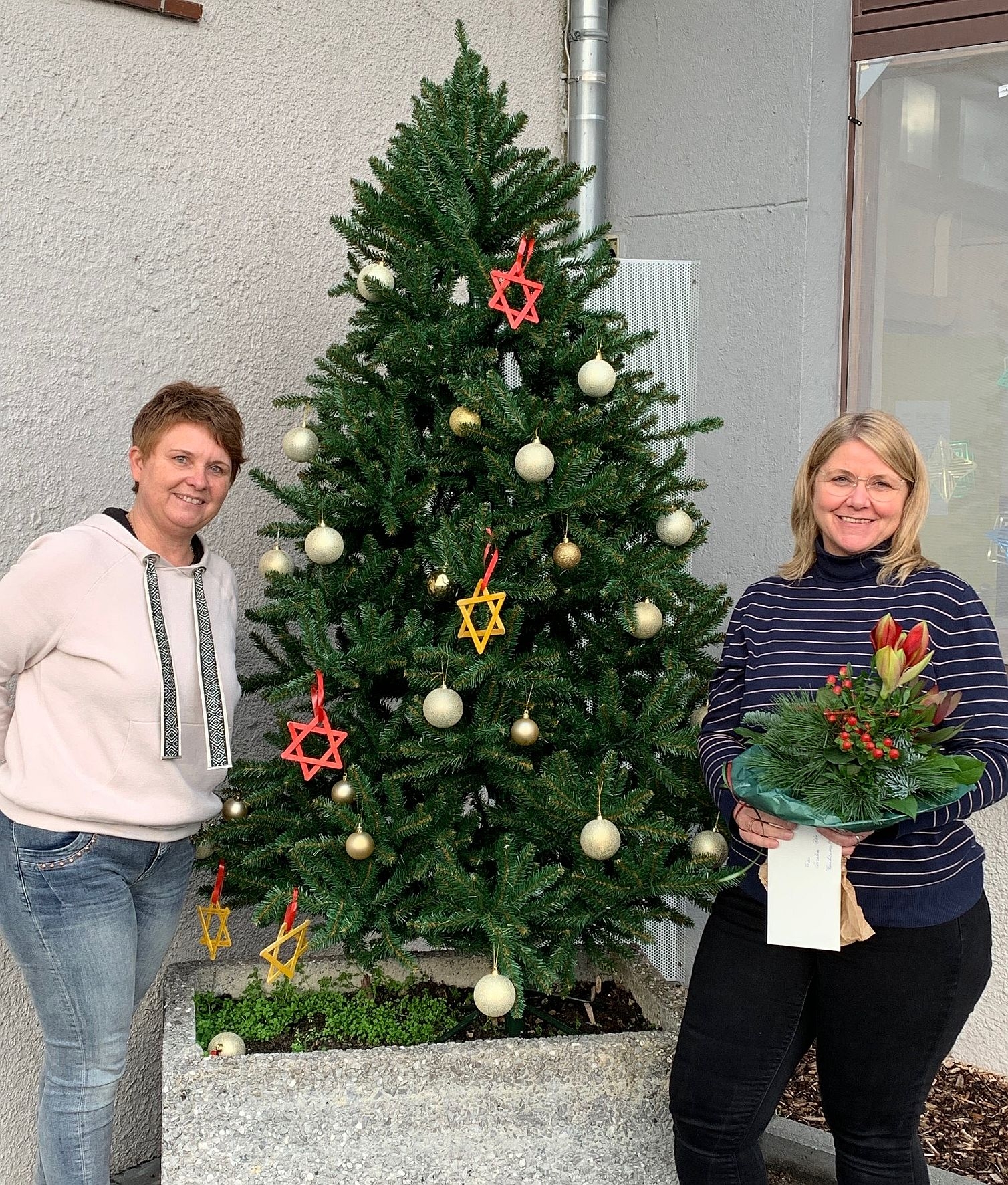 Sie sehen Frau Bergmann-Riemer und Frau Bär