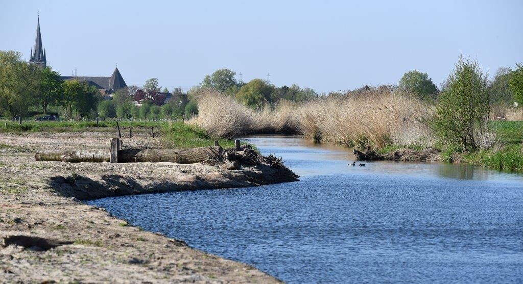 Sie sehen die Dinkelauen mit der St. Agatha-Kirche im Hintergrund