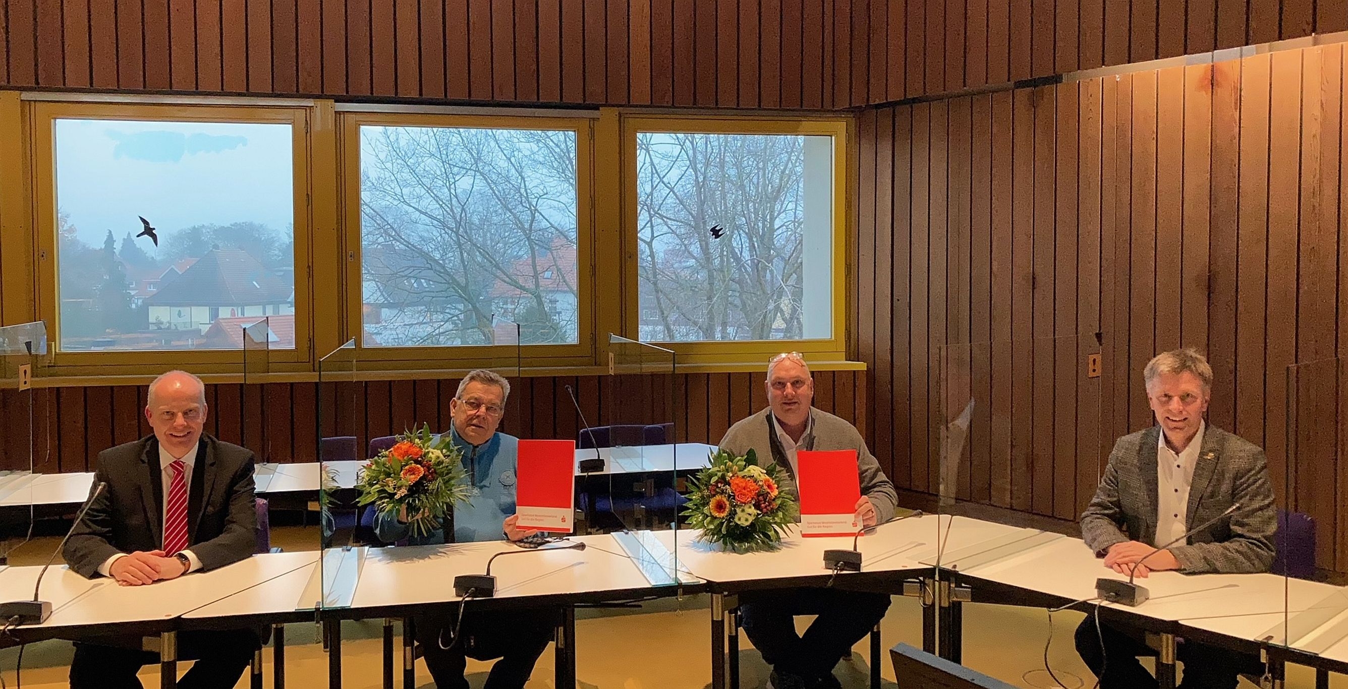 Sie sehen Vertreter der Nikolausvereine, der Sparkasse und den Bürgermeister im Sitzungssaal des Rathauses