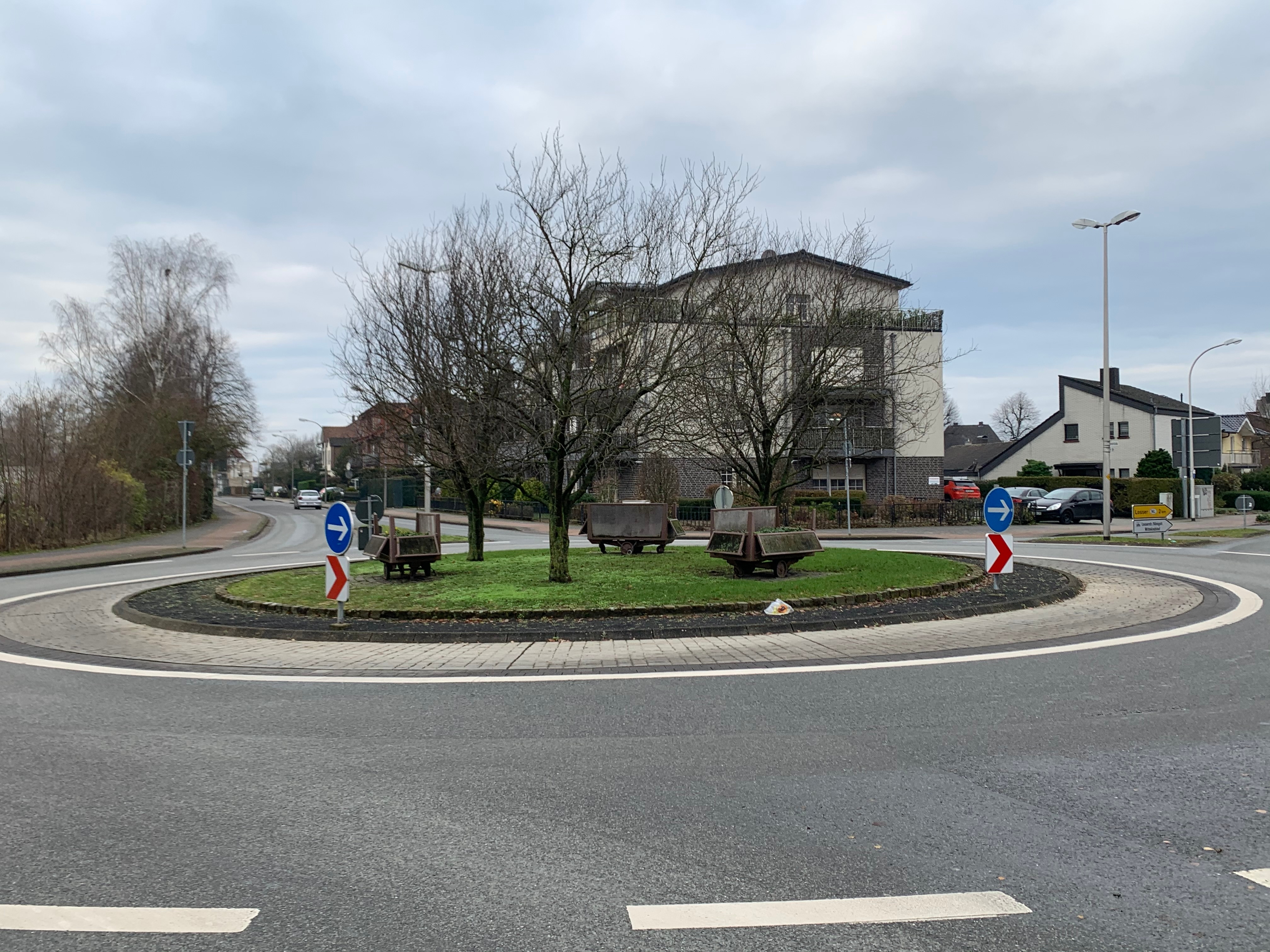 Sie sehen den Kreisverkehr an der Losserstraße/Steinstraße