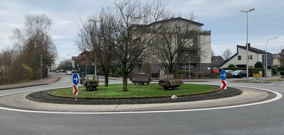 Sie sehen den Kreisverkehr an der Losserstraße/Steinstraße