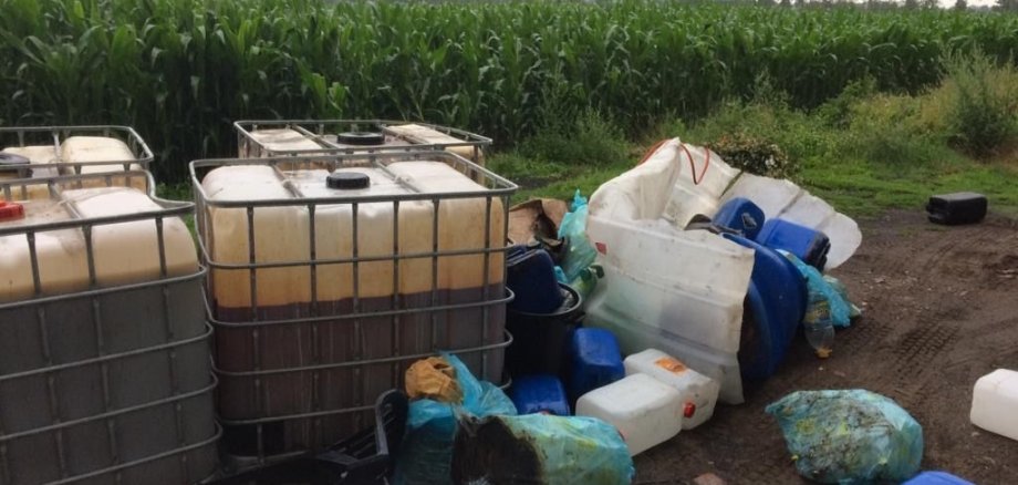 illegale Entsorgung Fässer und Müll im Buterland
