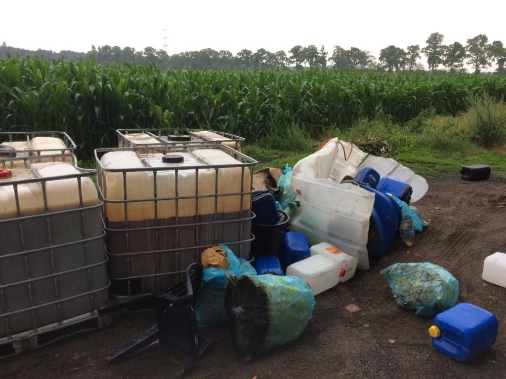 illegale Entsorgung Fässer und Müll im Buterland