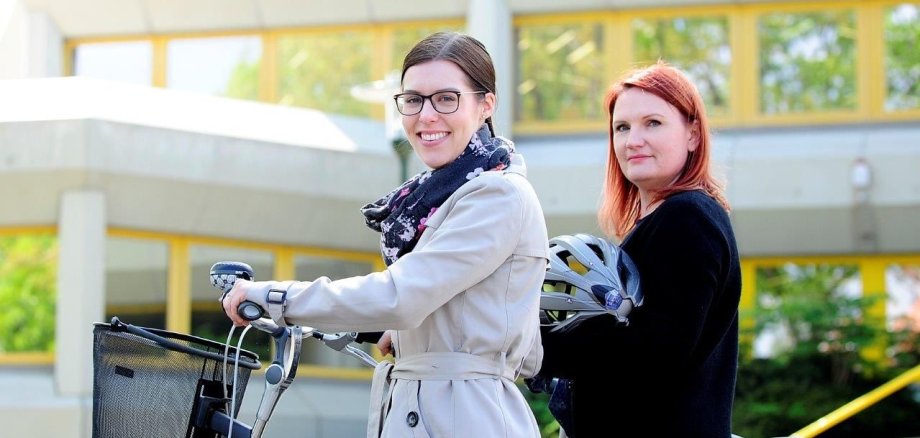 Stadtradeln, zwei Frauen vor dem Rathaus