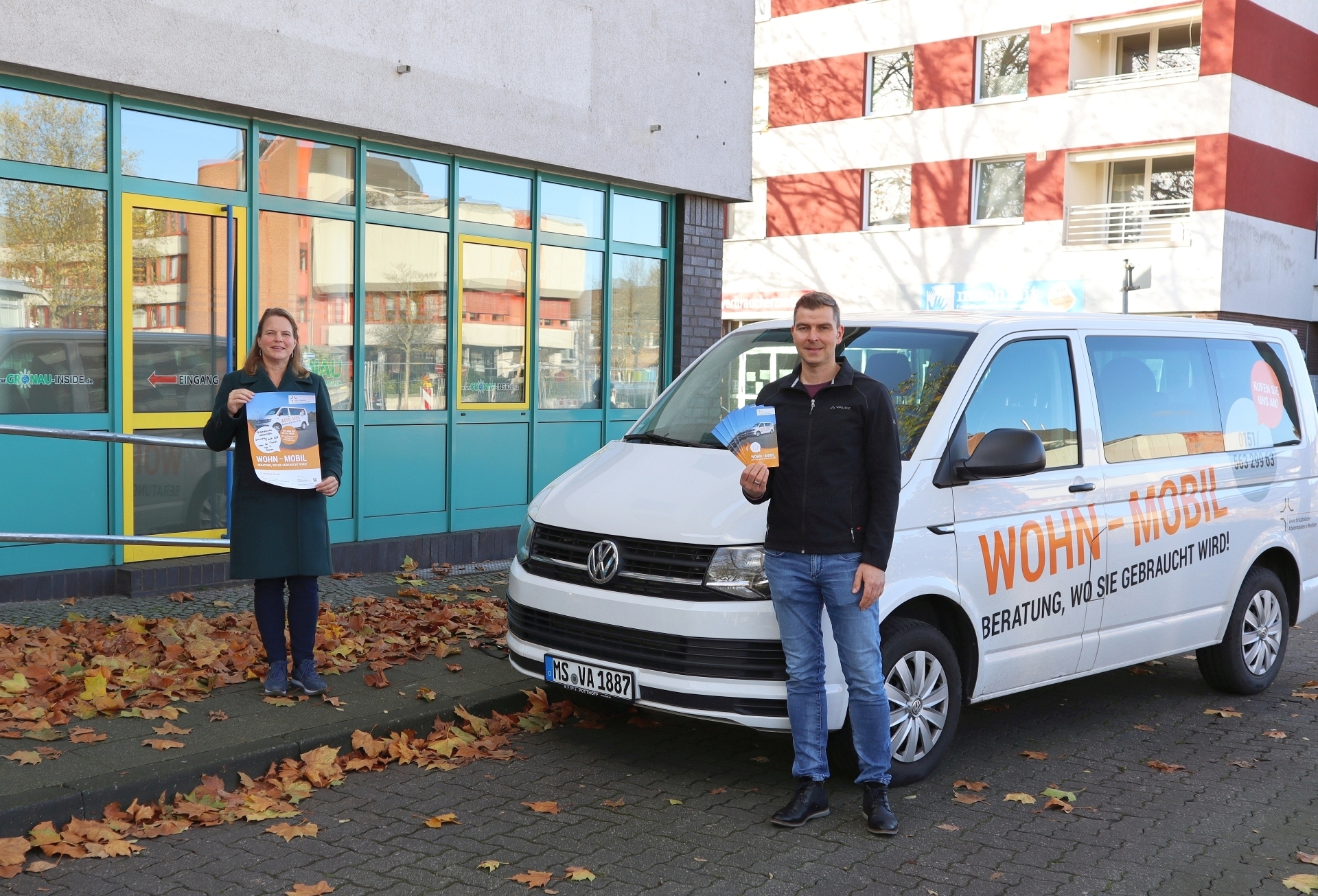 Erste Beigeordnete Sanda Cichon und Ingo Hoppe (Wohn-Mobil) freuen sich, dass jetzt auch im Beratungsbüro an der Konrad-Adenauer-Str. 45 Sprechstunden angeboten werden können.