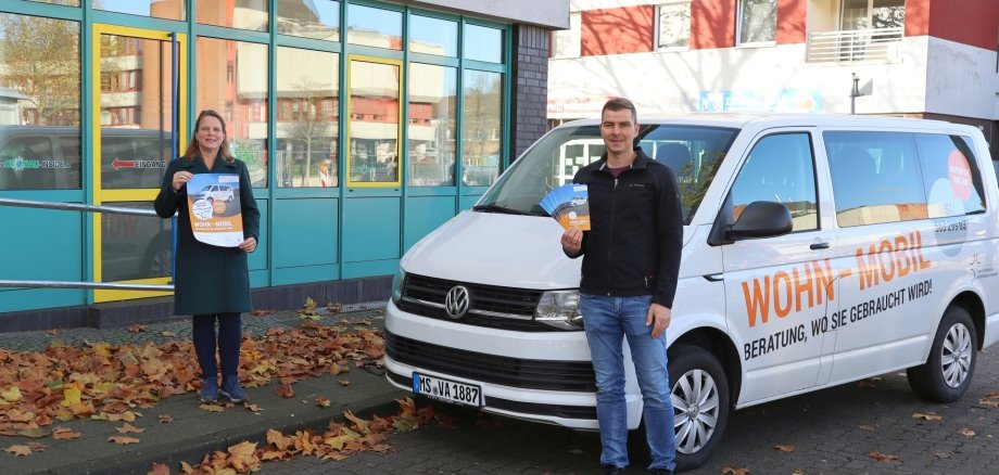 Erste Beigeordnete Sanda Cichon und Ingo Hoppe (Wohn-Mobil) freuen sich, dass jetzt auch im Beratungsbüro an der Konrad-Adenauer-Str. 45 Sprechstunden angeboten werden können.