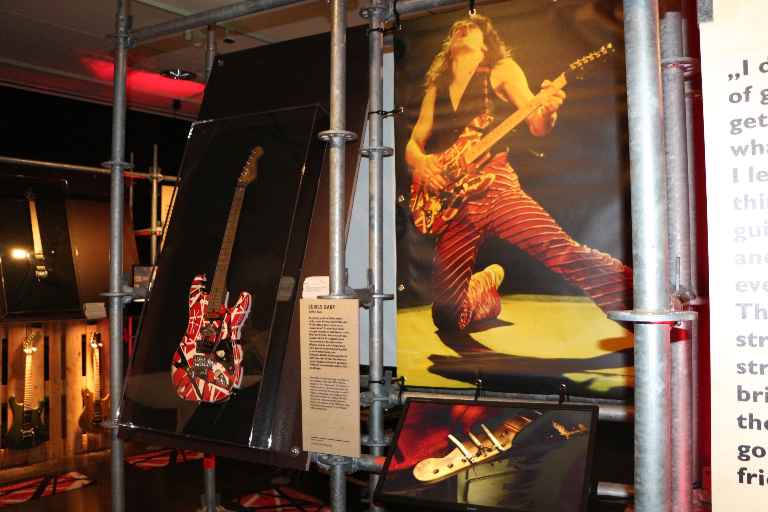 Das Bild zeigt einen Ausschnitt der Eddie van Halen-Sonderausstellung im rock´n´popmuseum Gronau
