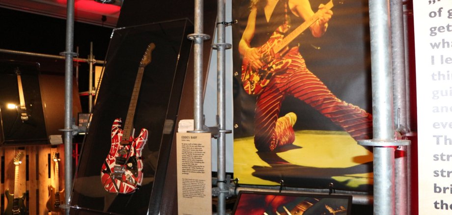 Das Bild zeigt einen Ausschnitt der Eddie van Halen-Sonderausstellung im rock´n´popmuseum Gronau