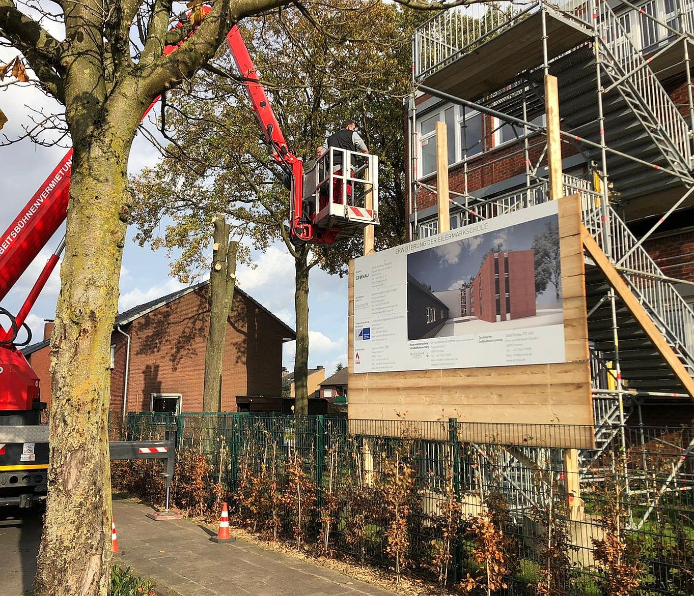 Sie sehen einen Baukran vor der Eilermarkschule