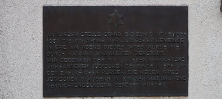 Sie sehen die Gedenktafel an der Synagoge Epe