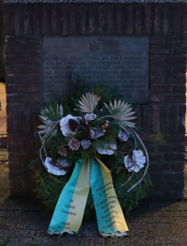 Sie sehen einen Kranz an der Gedenkstätte der ehemaligen Synagoge in Gronau