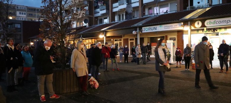 Sie sehen eine Menschengruppe auf dem Kurt-Schumacher-Platz