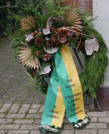 Sie sehen einen Kranz vor der Synagoge Epe