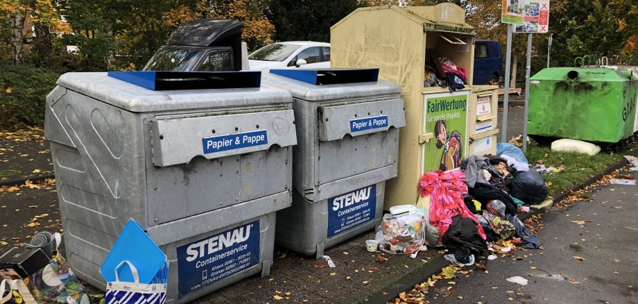 Sie sehen einen vermüllten Containerstandort