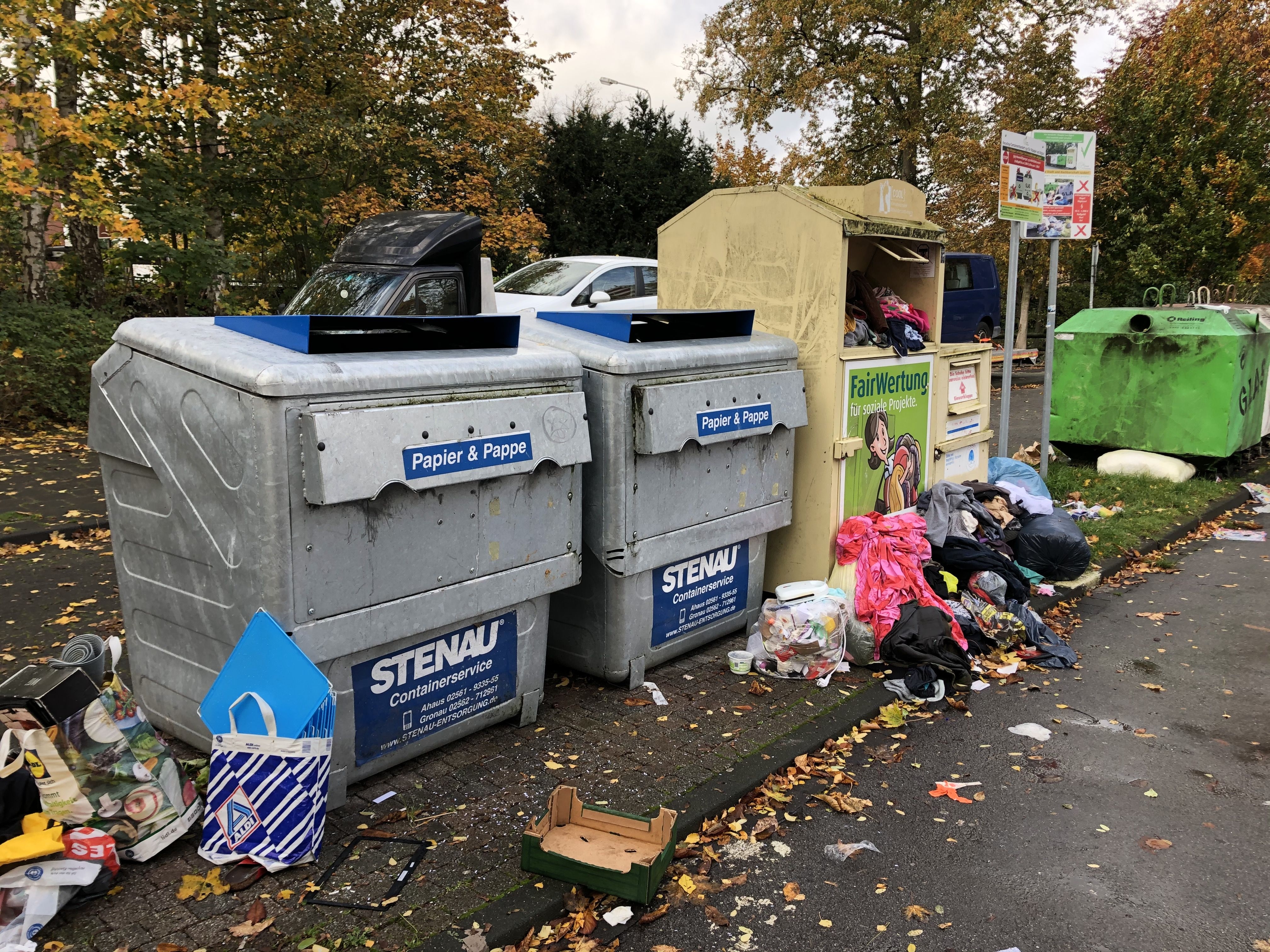 Sie sehen einen vermüllten Containerstandort