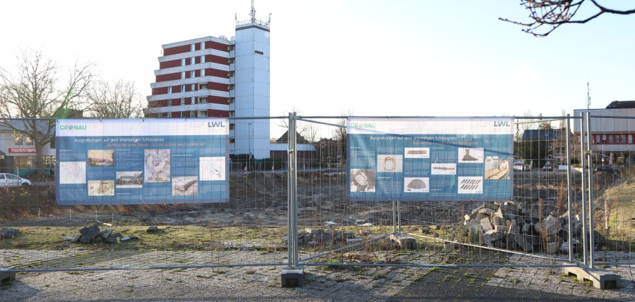 Sie sehen zwei Banner an einem Bauzaun am ehemaligen Hertie-Gelände