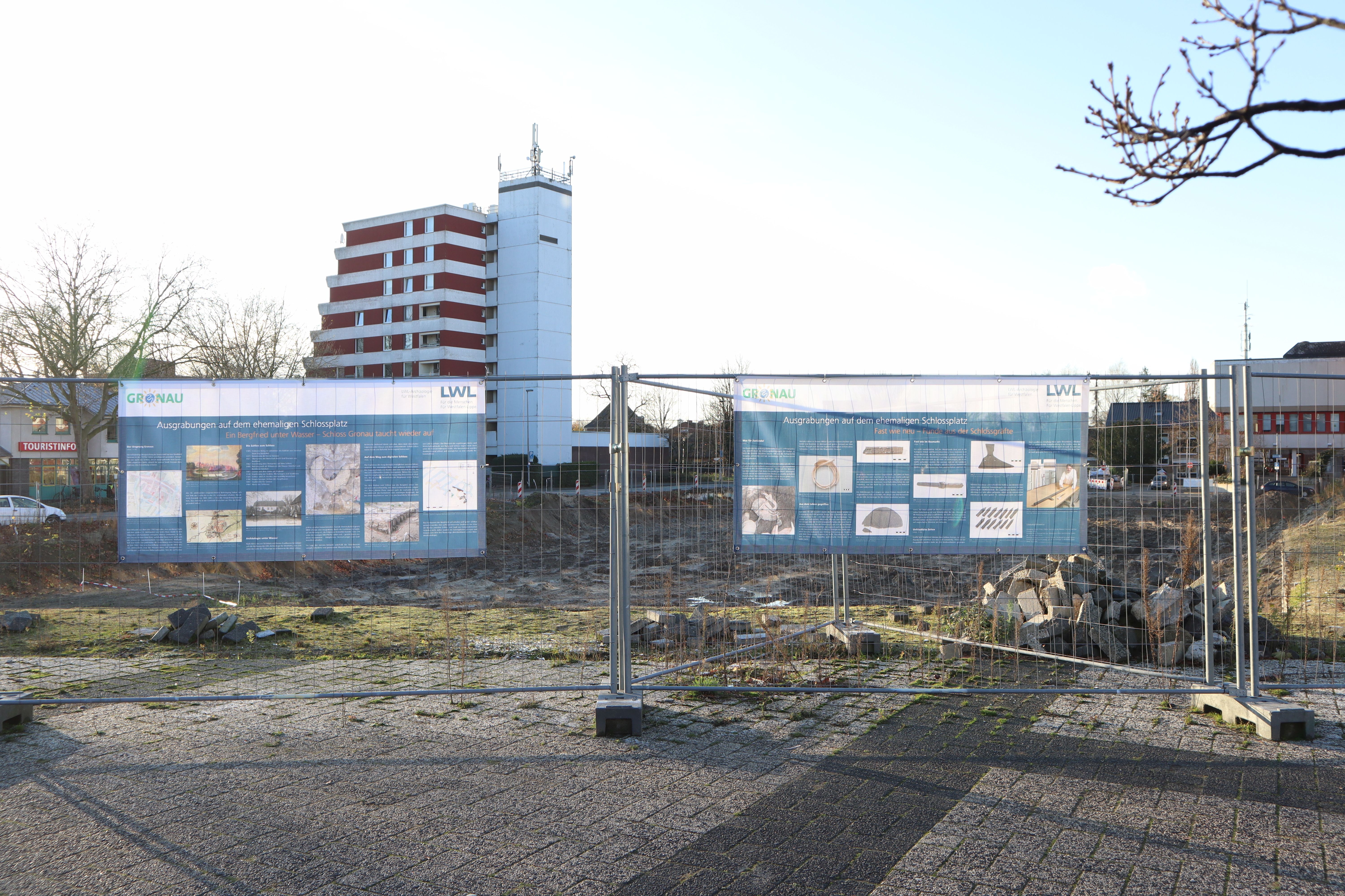 Sie sehen zwei Banner an einem Bauzaun am ehemaligen Hertie-Gelände
