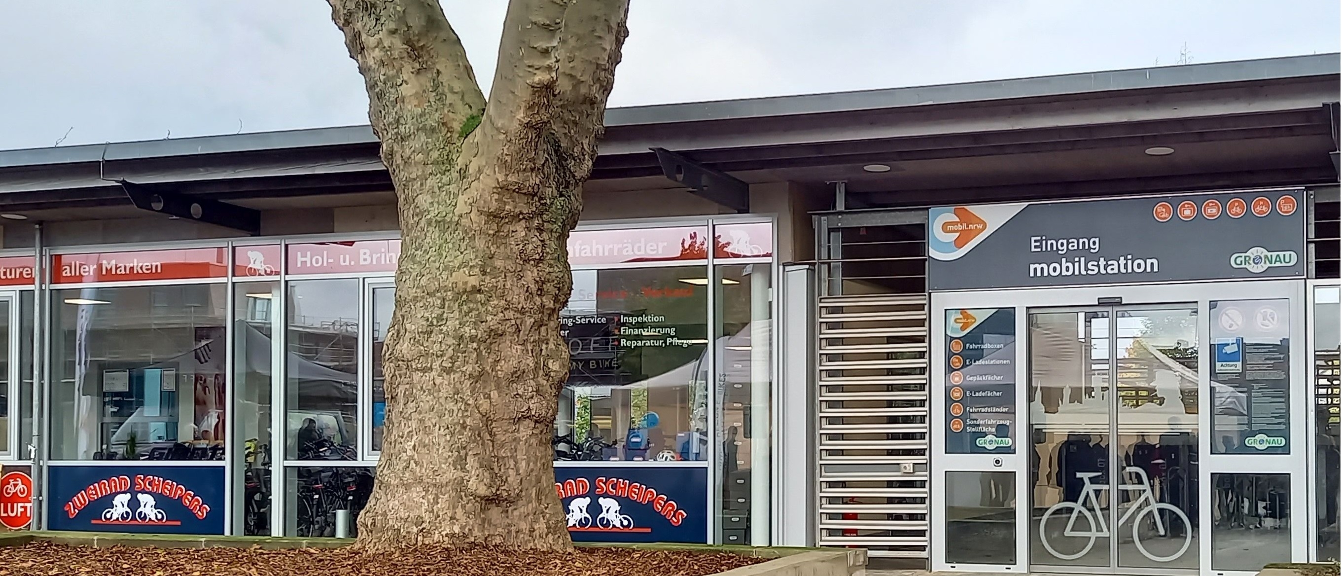 Sie sehen die Mobilstation am Gronauer Bahnhof