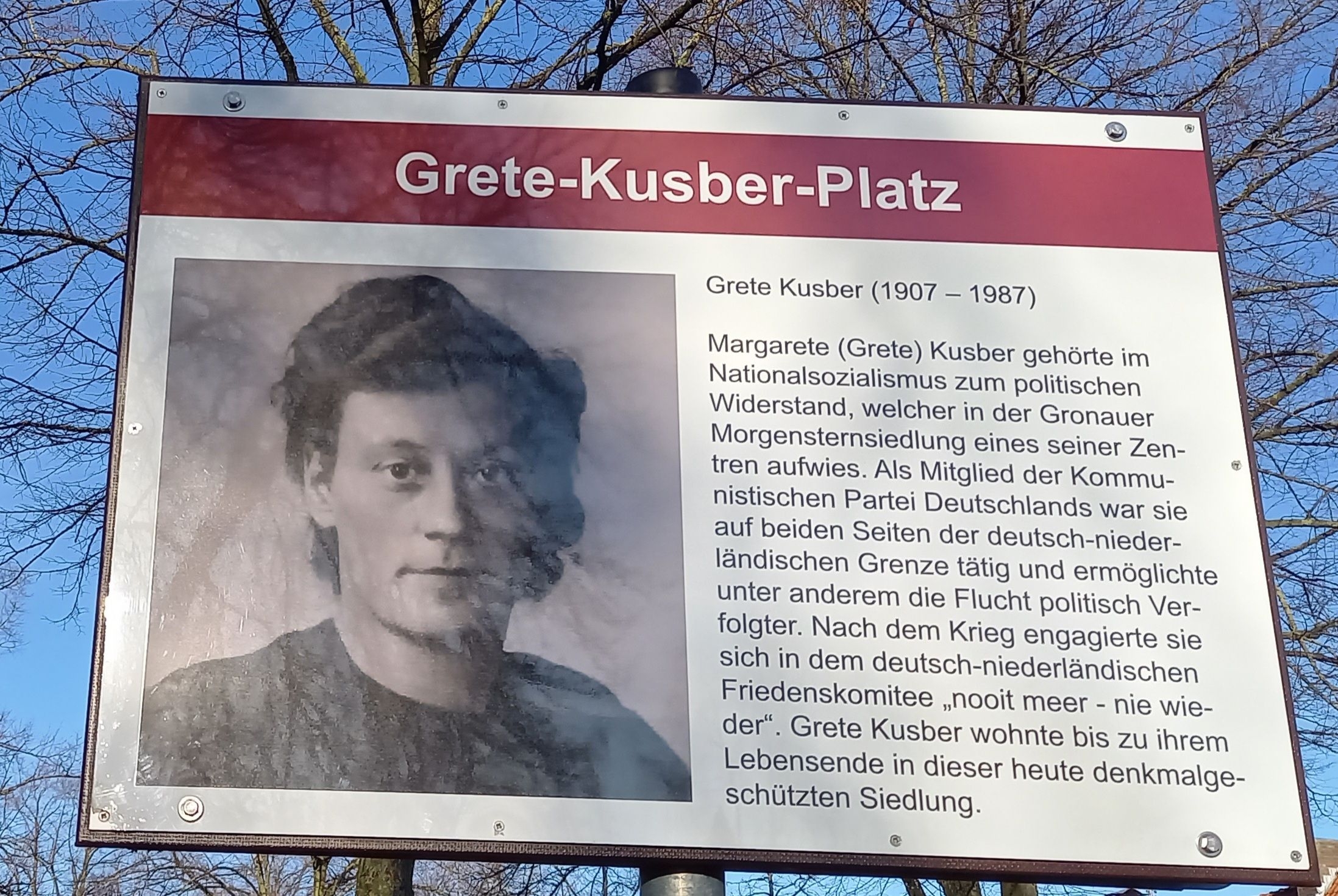 Sie sehen eine Tafel mit einem Bild und einer Beschreibung zu Grete Kusber