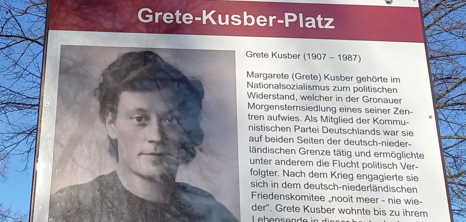 Sie sehen eine Tafel mit einem Bild und einer Beschreibung zu Grete Kusber