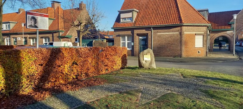 Sie sehen den Grete-Kusber-Platz in der Morgensternsiedlung mit der Gedenktafel