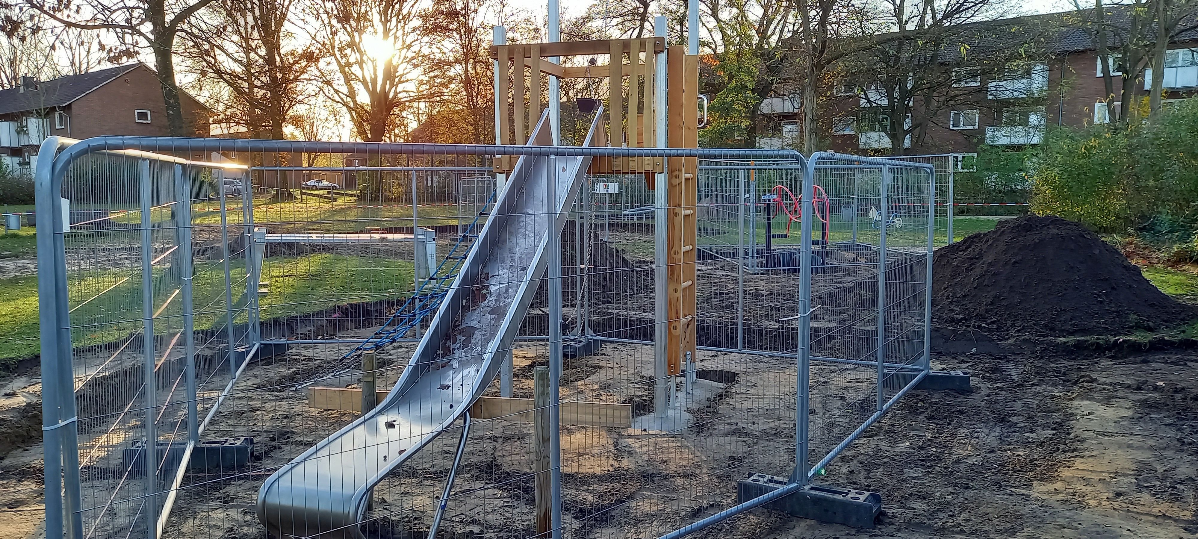 Sie sehen eine Rutsche aus einer Spielplatzbaustelle