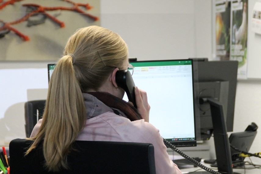 Sie sehen eine Frau am Telefon