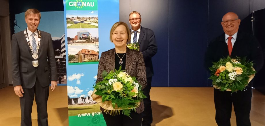 Stellvertretende Bürgermeister mit Blumenstrauß