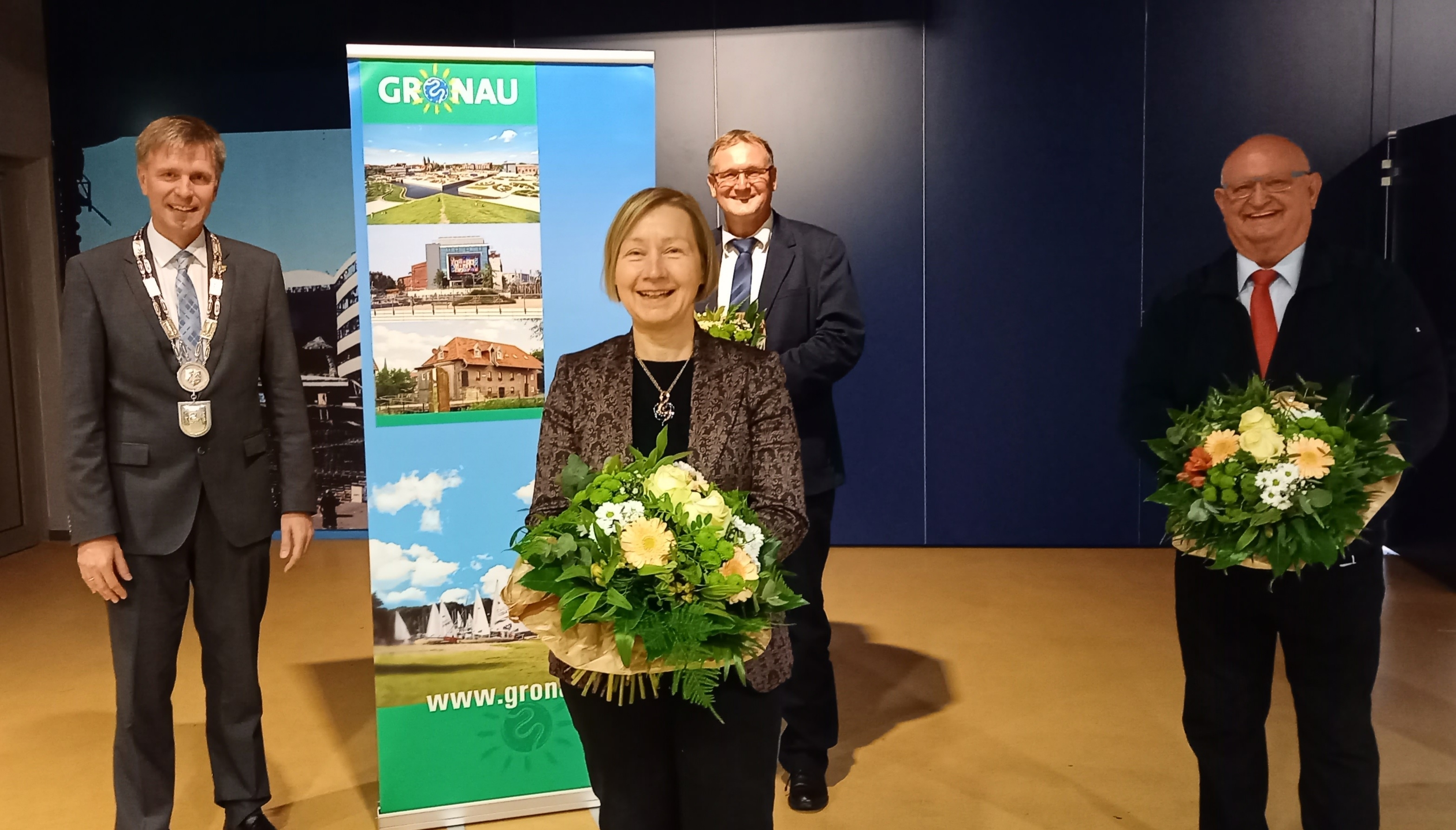 Stellvertretende Bürgermeister mit Blumenstrauß