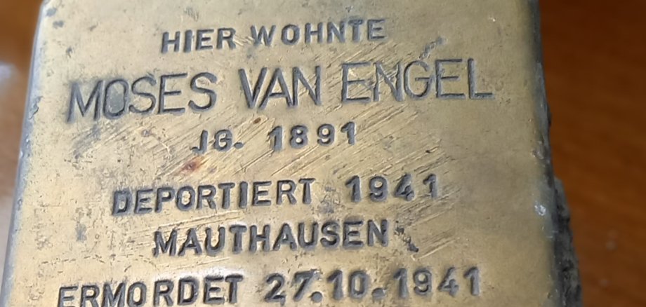 Sie sehen einen Stolperstein mit der Inschrift Moses van Engel