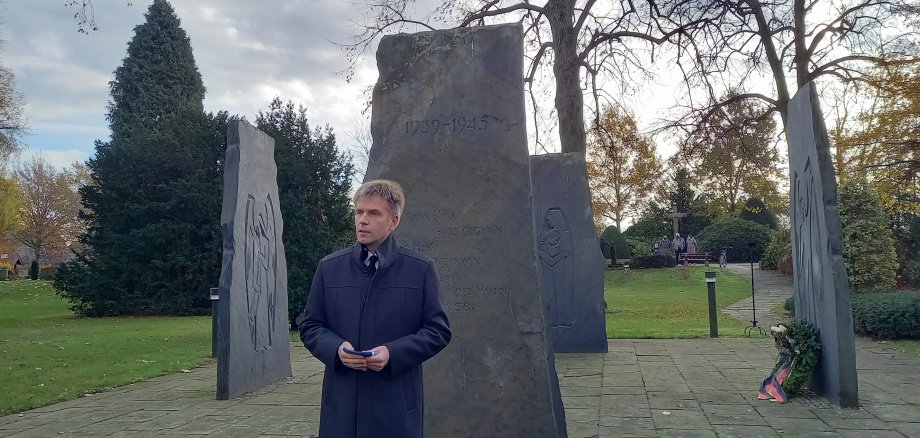 Sie sehen den Bürgermeister vor dem Ehrenmal in Epe