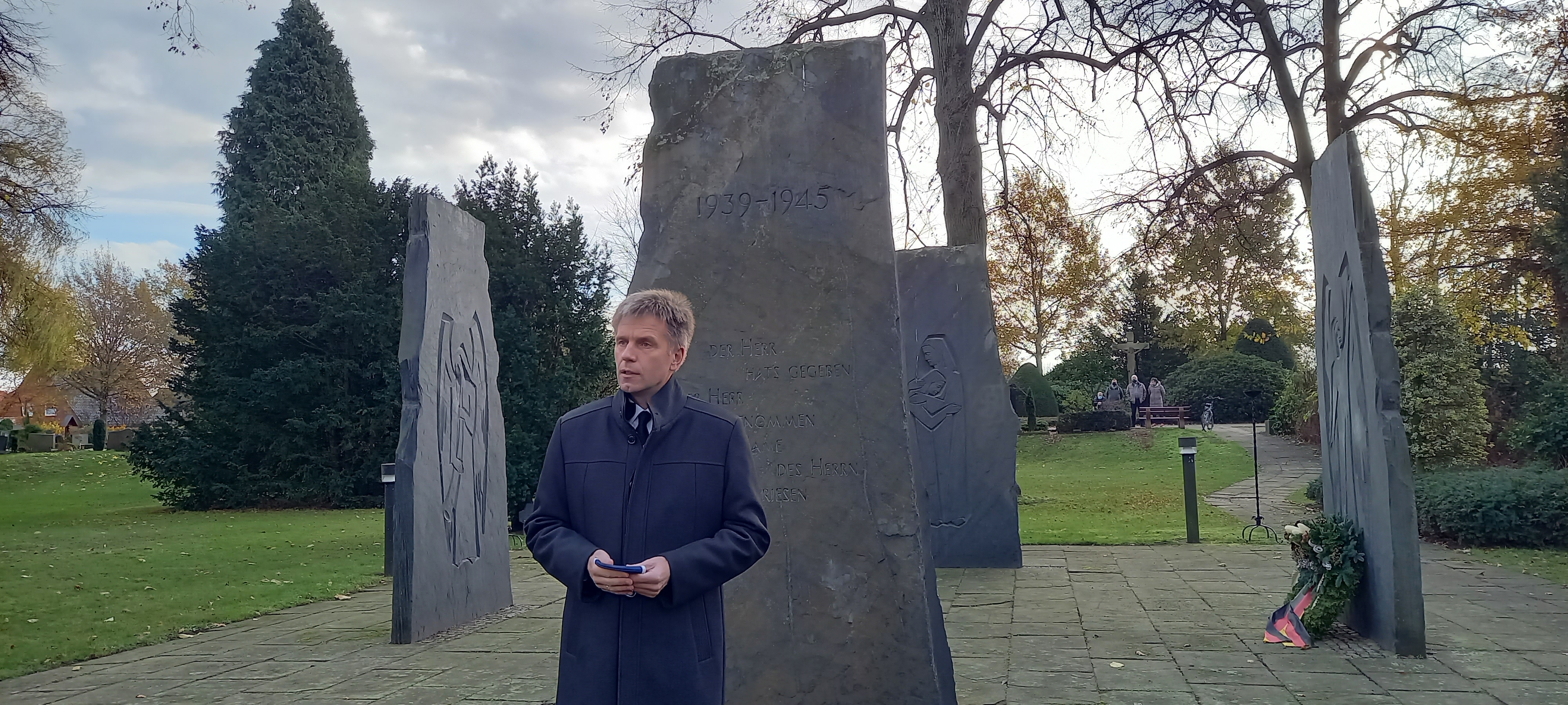 Sie sehen den Bürgermeister vor dem Ehrenmal in Epe