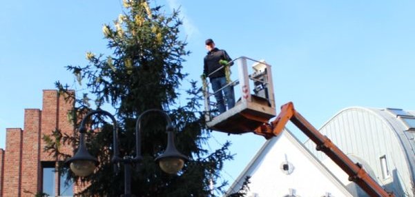 Sie sehen, wie der Weihnachtsbaum in der Fußgängerzone von Epe aufgestellt wird.