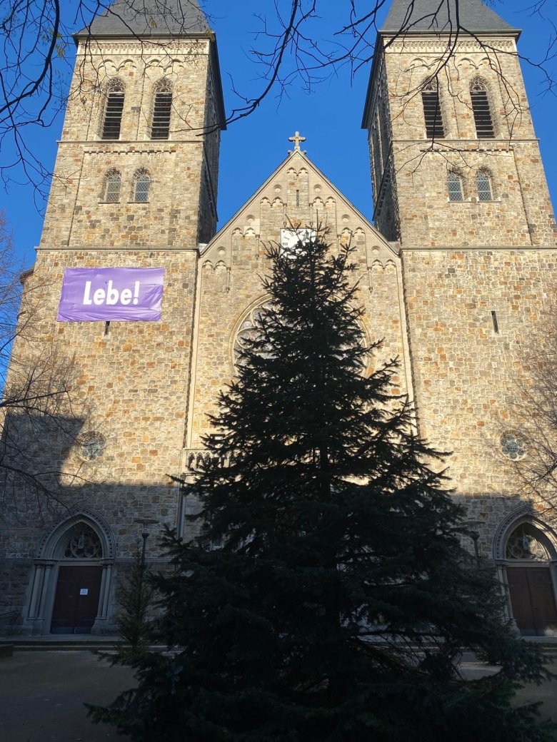 Sie sehen einen Weihnachtsbaum vor der St. Antonius-Kirche